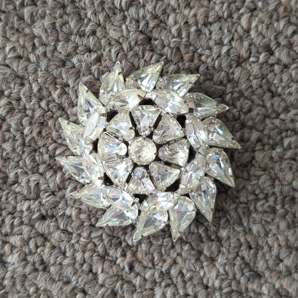 Vintage Weiss Sweetheart Rhinestone Brooch Pin